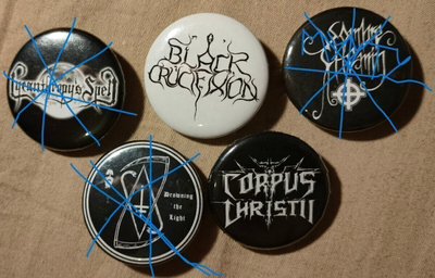 Black Crucifixion ja Corpus Christii rintamerkit