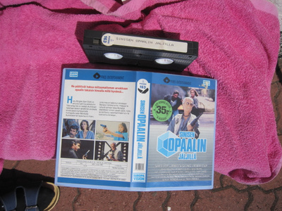 SINISEN OPAALIN JÄLJILLÄ ! VHS - FIX