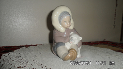 IHASTUTTAVA ESKIMO TYTTÖ AITO LLARDO FIGUURI LEIMALLA