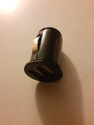 USB -adapteri autoon (kaksi liitinaukkoa)