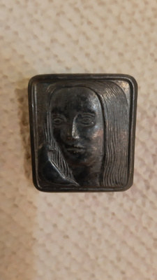 Rintaneula nainen ja kyyhky metallia korkeus 3cm