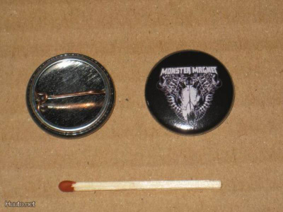 Monster Magnet rintanappi 1" (k1)