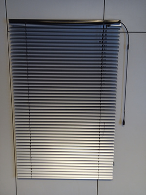 Sälekaihdin 102cm x 67cm, alumiininharmaa/ruskea.