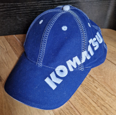 Komatsu lippis uudenveroinen