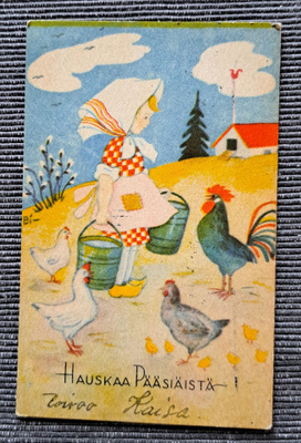 tyttö ruokkii kanoja, pikkukortti kulkenut 1945