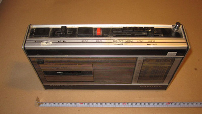 Vanha Grundig radio varaosiksi.
