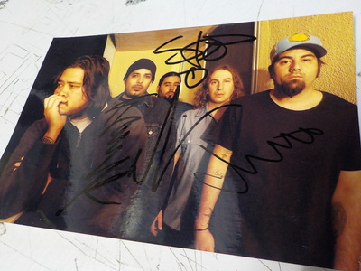 DEFTONES PROMOVALOKUVA NELJÄLLÄ NIMMARILLA