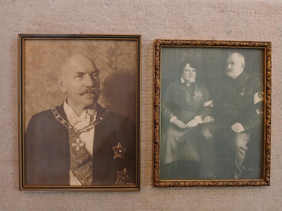 Ellen Svinhufvud ja P.E. Svinhufvud kehystetyt valokuvat