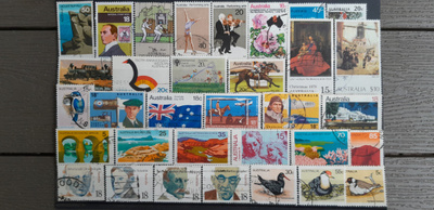 AUSTRALIA n.1970 luku LEIMATTUJA postimerkkejä o 33 kpl