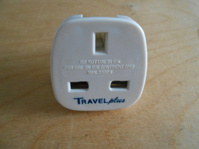 Matkasovitin, adapteri.