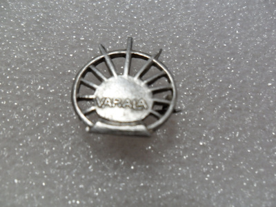 VARALA  TAUSTANEULAMERKKI-  hopeaa