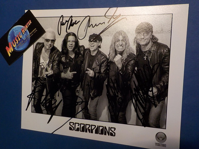 SCORPIONS B/W KUVA VIIDELLÄ NIMMARILLA