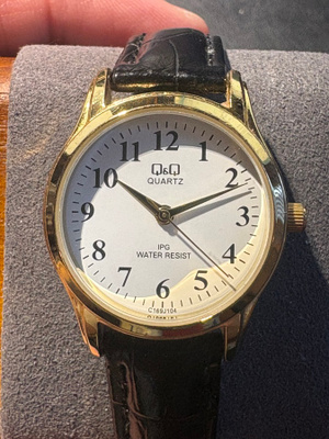 Q&Q Quartz rannekello – kultasävyinen, nahkaranneke, IPG