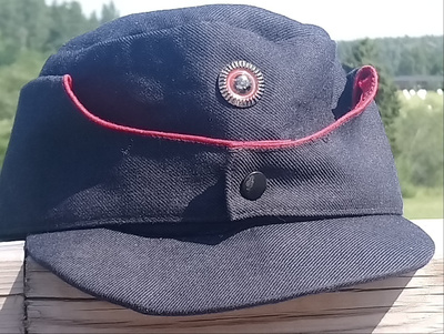 Palomiehen hattu. Kokardilla. Siisti.