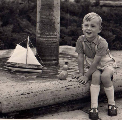 LAPSI / Pikkupoika, kaarnalaiva ja kylpyankka. 1940-l.
