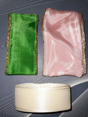 Askarteluun muotoiltavia nauhoja , vihreä v.punainen ja lv