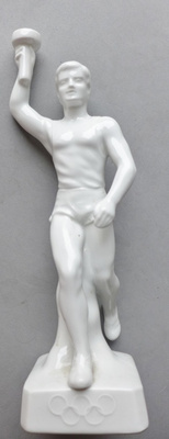 FIGUURI  OLYMPIA Tulisoihdun kantaja Posliinia 25cm