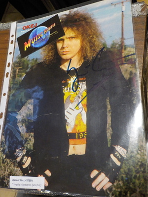 YNGWIE MALMSTEEN LEHTIKUVA ITSE MESTARIN NIMMARILLA