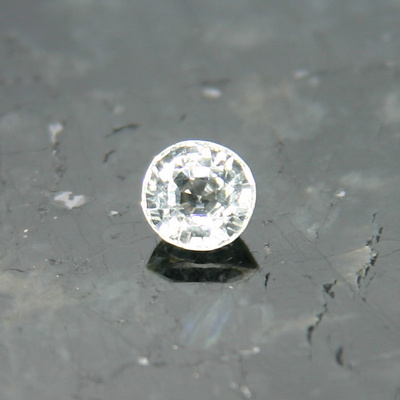 Forsteriitti harvinainen väritön oliviini 0.54ct Mogok Burma