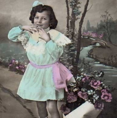 LAPSI / Pieni tyttö, kukkia ja jokimaisema. 1900-l.