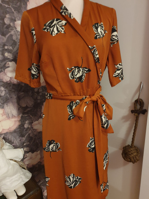 LINDEX upea kietaisumekko M-kokoiselle
