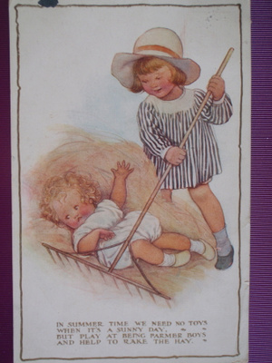 Lapset auttamassa heinäpellolla WANHA 1922