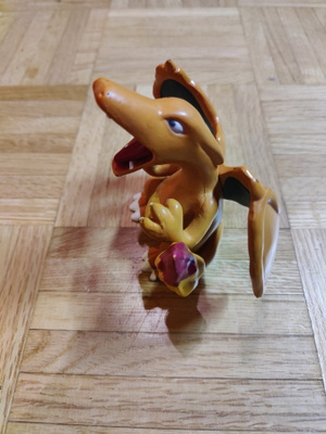 Iso Charizard -figuuri