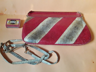 VINTAGE KÄÄRMEEN NAHKA CLUTCH. HIENO. PUNA - BEESI