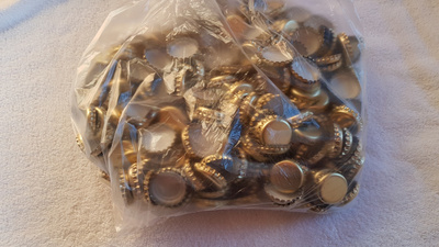 Kruunukorkkeja noin 700 grammaa askarteluun