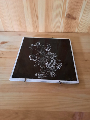 Pukkila kukka seinälaatta signeerauksella ja teline