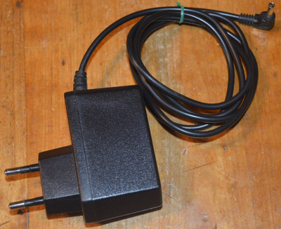Virtalähde Deltaco UH-410 USB hubiin