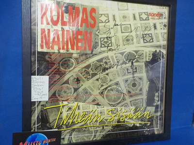 KOLMAS NAINEN TAULU VIIDELLÄ NIMMARILLA (W)