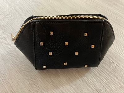 @ Gina Tricot meikkipussi nahkaa ja niittejä uusi @