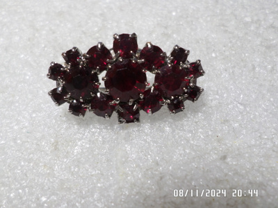 Komea Rintakoru Punertavilla kivillä  komee, koko 3 x 1,8mm,