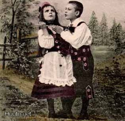 LAPSI / Poika kiusoittelee neulovaa tyttöä 2. 1900-l.