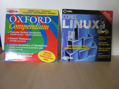 2 Vanhaa PC Personal Computer world CD