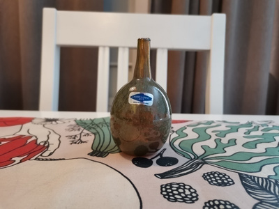 Pieni pullo, Mansikkapaikka, Oiva Toikka, signeerattu