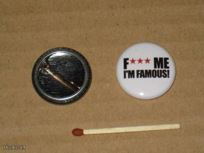 F *** Me I´m Famous rintanappi 1" (m4)
