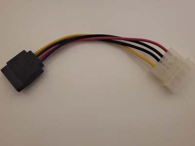 Molex - SATA adapteri (KÄYTTÄMÄTÖN)