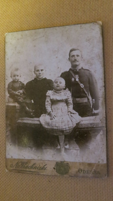 Vintage pahvivalokuva - upseeri perheineen
