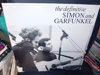 LP The Definitive  Simon and Garfunkel ( SIS POSTIKULU )