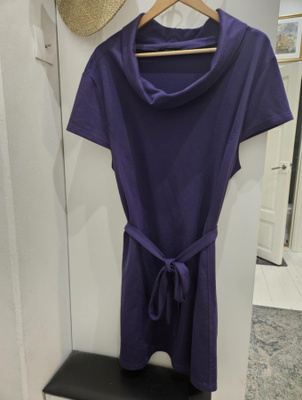 Violetti mekko, koko 50/52