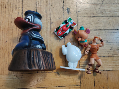 Disney sekalainen setti hahmoja.