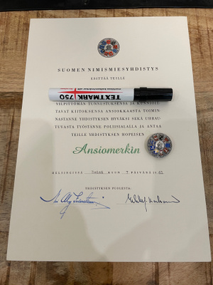 Suomen Nimismiesliiton hopeinen ansiomerkki myöntökirjalla