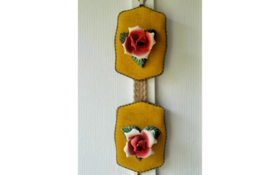 Vintage Sametti Taulu jossa Keraamiset Ruusut - Retro Ruusu