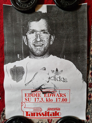 Eddie Edwars laulava mäkikotka keikkajuliste.