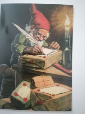Tonttu kirjoittaa pakettiin...