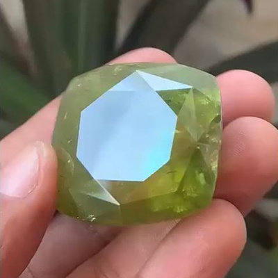 Museo kromi titaniitti 277.50 ct smaragdi-demantoidi väri