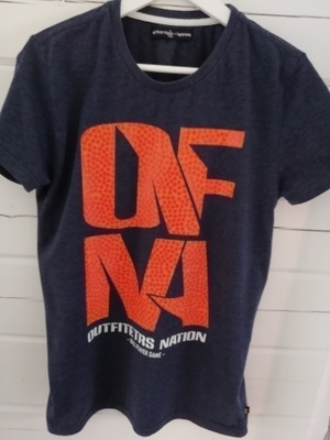 Outfitters Nation Male tum sin ja oranssi t-paita kokoa M