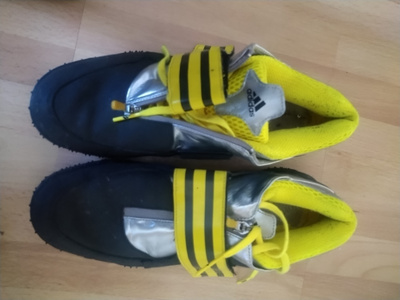 Keihäänheittopiikkarit. Noin 42-kokoa. Adidas